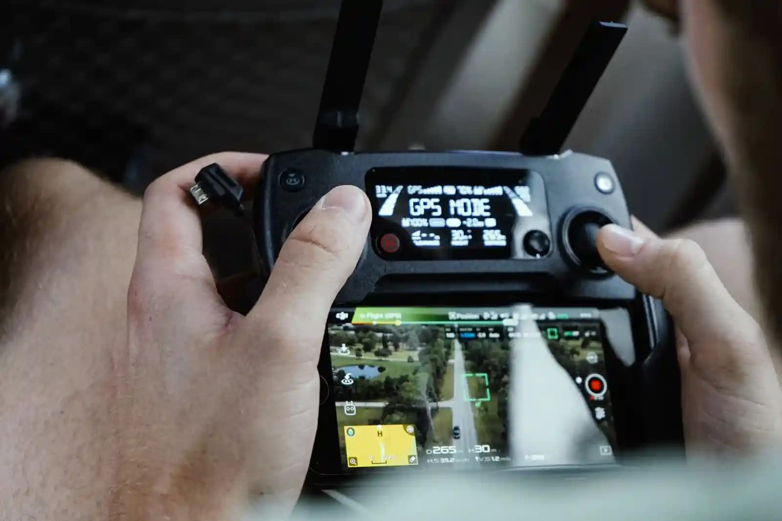 Drone di udara dengan latar belakang digital yang menunjukkan gangguan sinyal GPS.