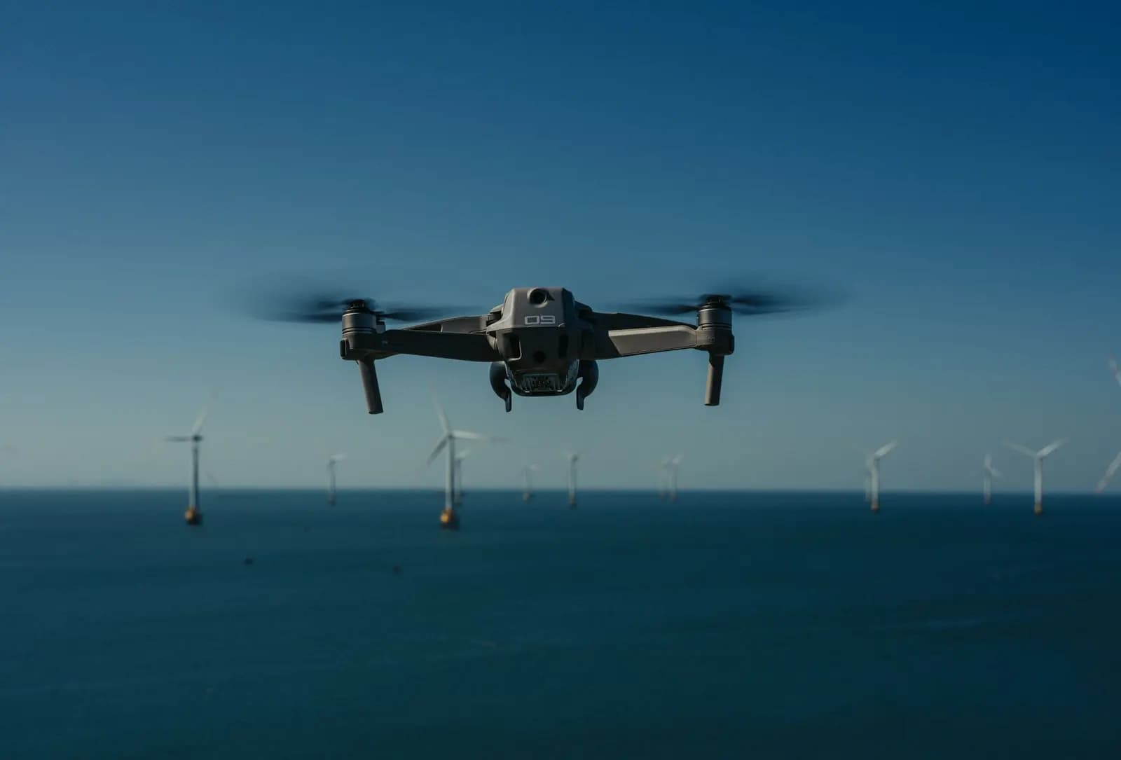 Drone BVLOS terbang melintasi area industri yang luas tanpa terlihat pilot