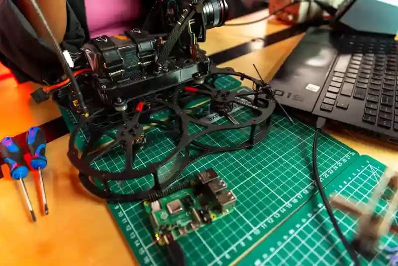 Papan sirkuit Flight Controller drone dengan chip dan konektor