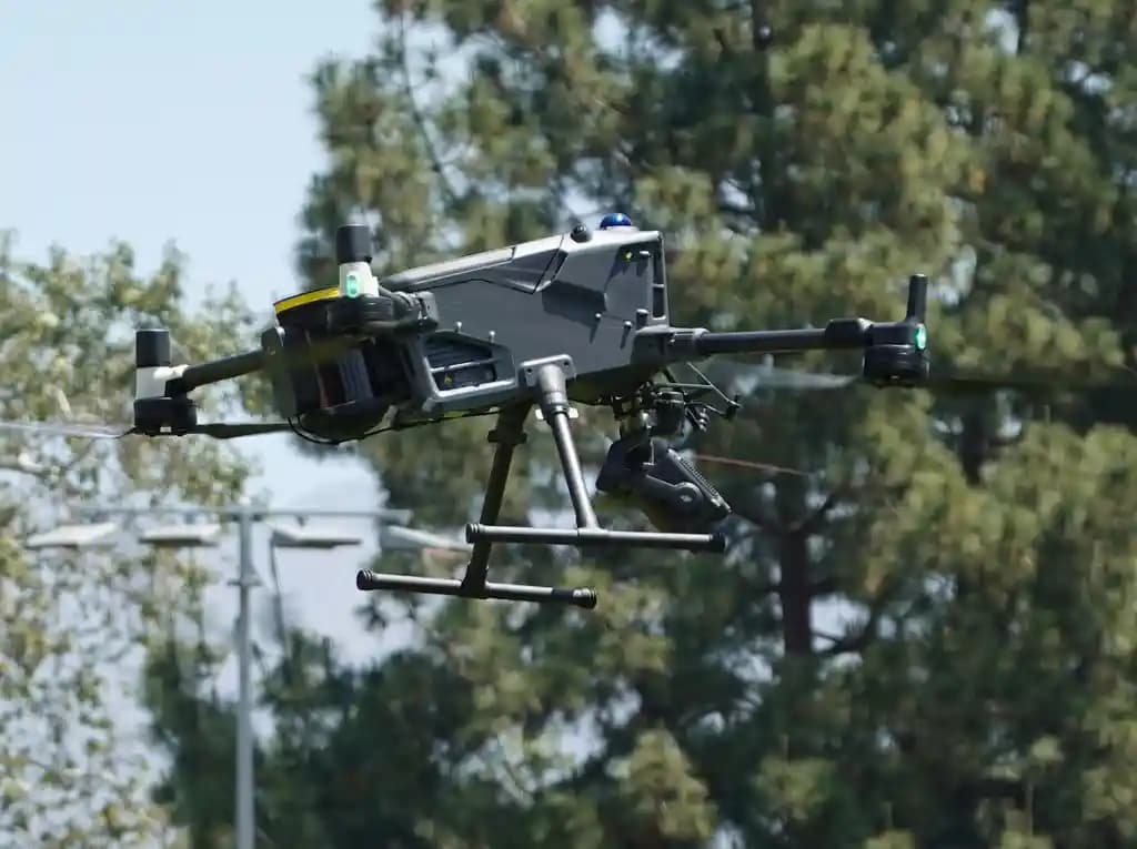 Pilot drone meninjau peta digital untuk penilaian risiko operasi.