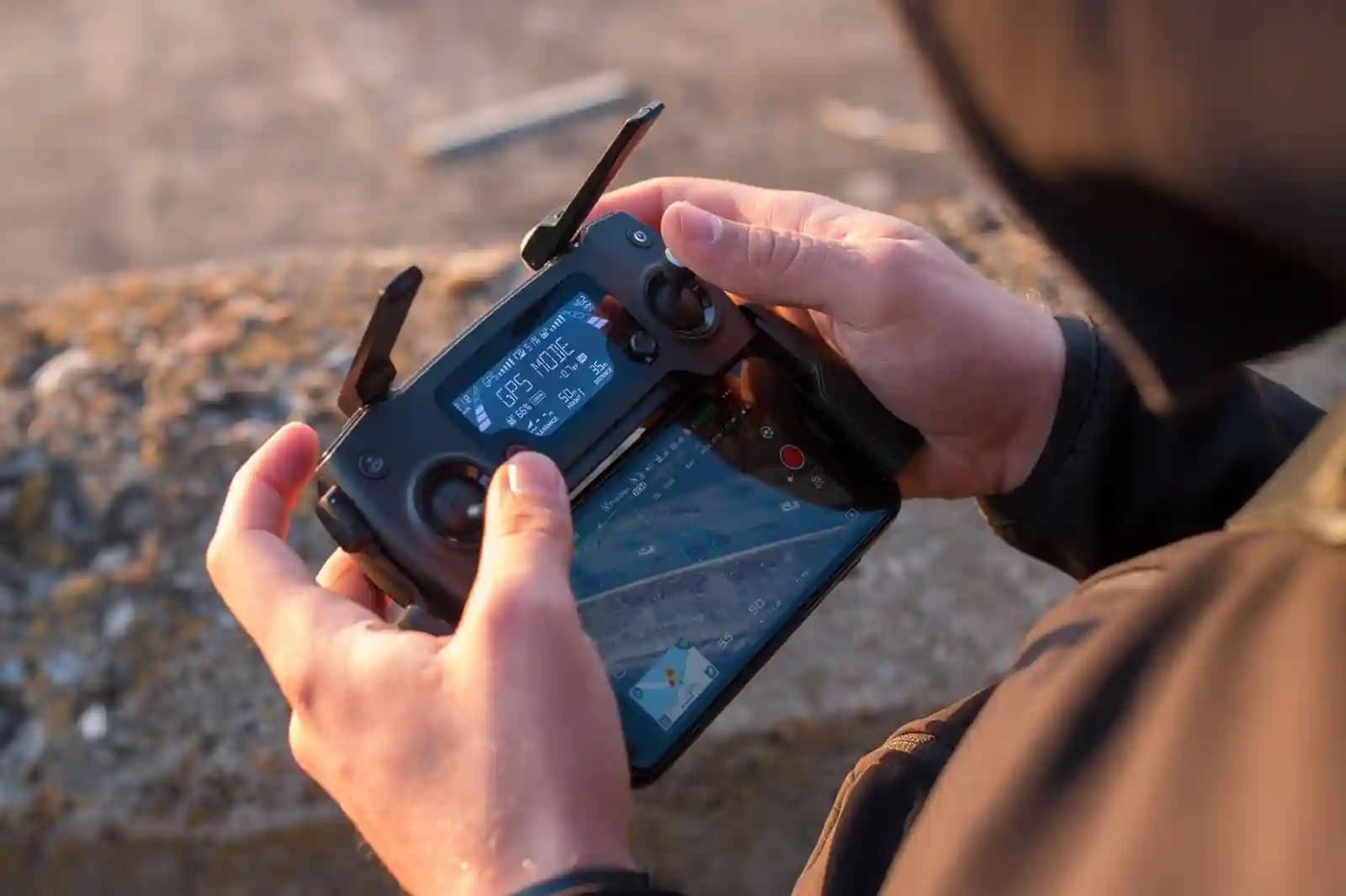 Remote pilot memeriksa layar pengendali drone sebelum melakukan penerbangan