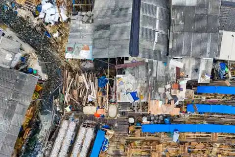 Drone terbang di atas area terdampak bencana alam, memantau dari udara