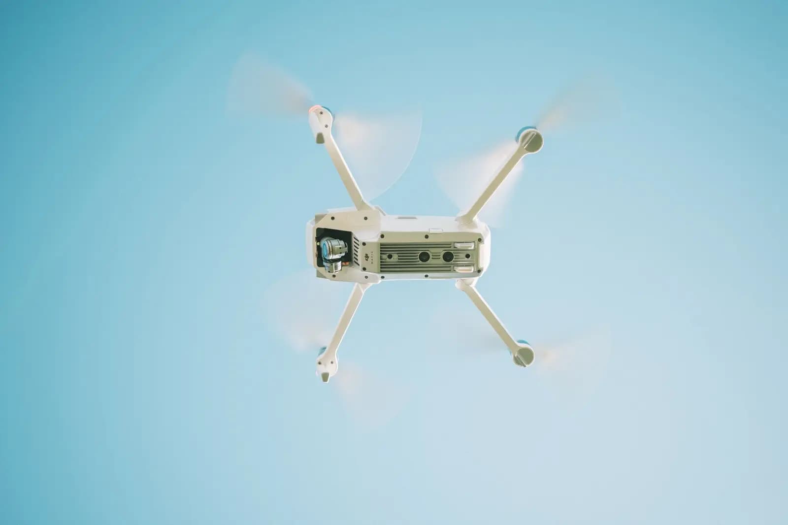 Drone quadcopter stabil di udara menunjukkan mekanisme pergerakan