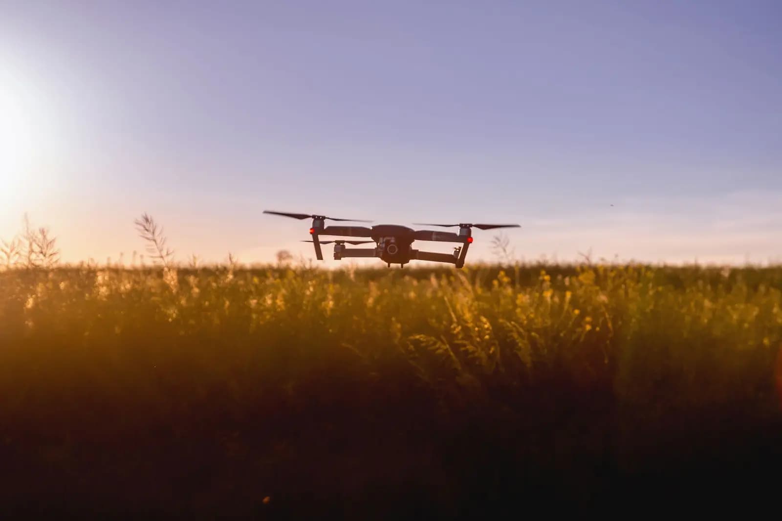 Seorang fotografer sedang mengoperasikan drone di lokasi pemotretan