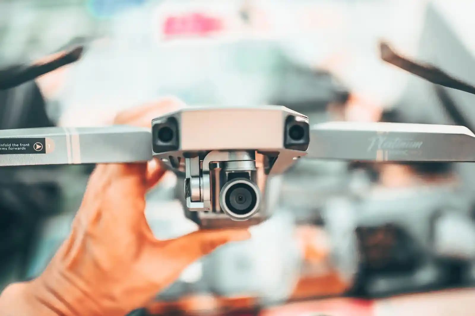 Pilot drone profesional sedang mempersiapkan drone di lokasi proyek lapangan