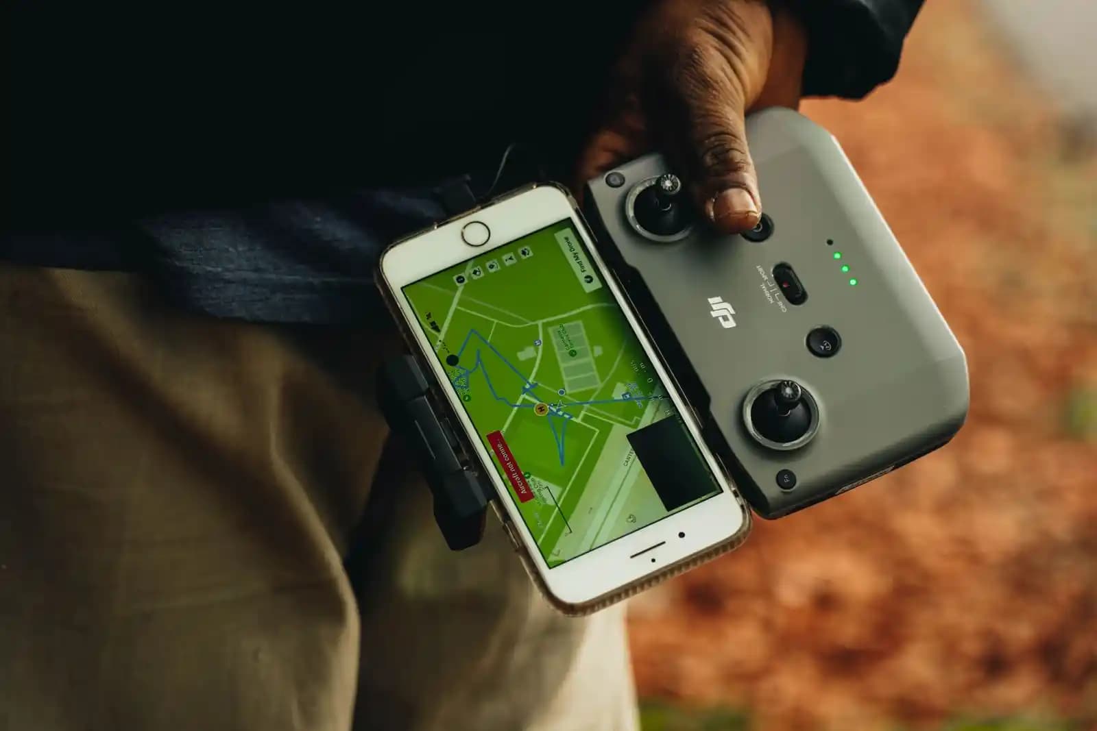 Drone terbang di atas lanskap pegunungan terpencil dengan sinyal GPS lemah