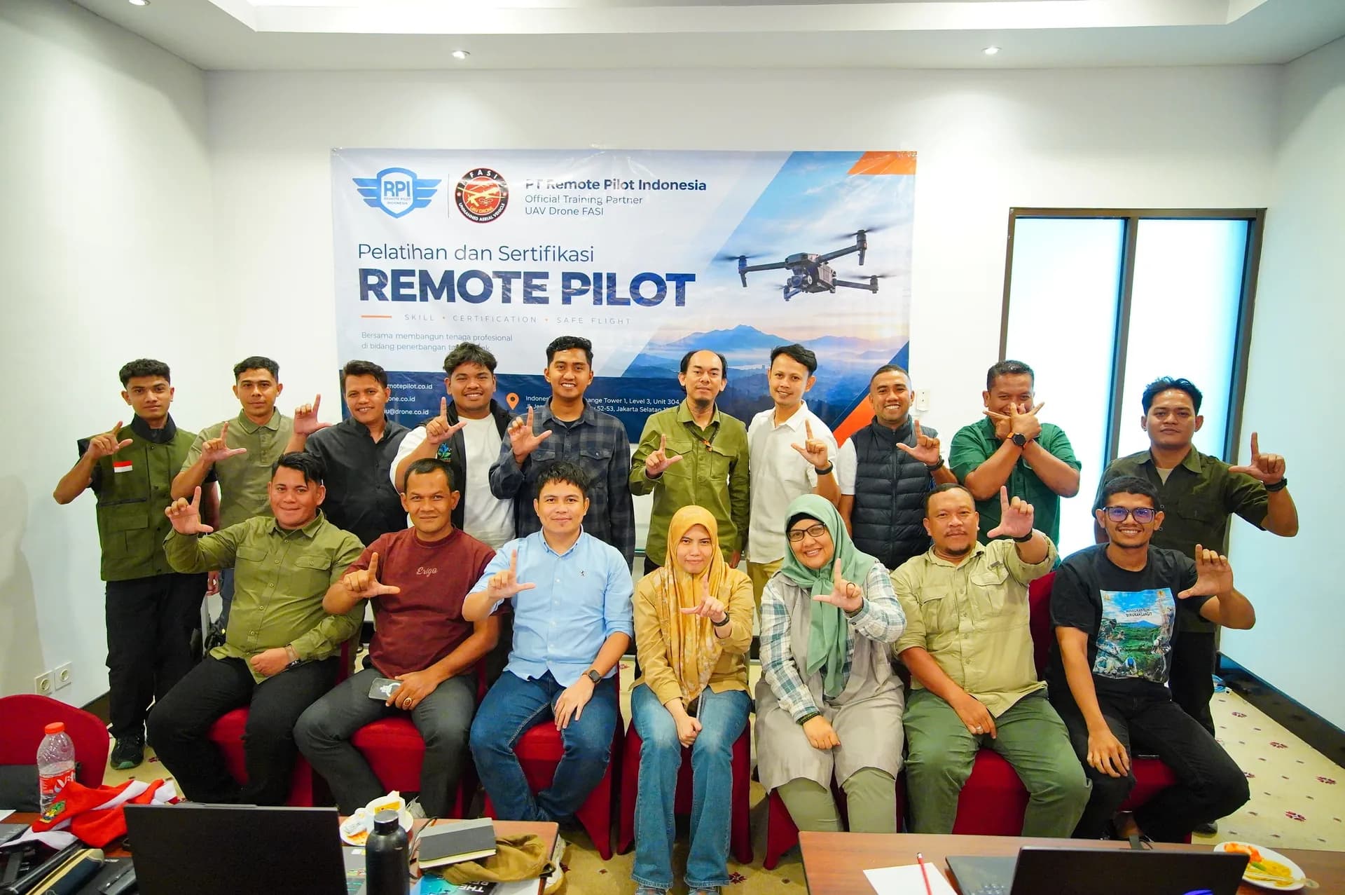 Peserta dan instruktur Pelatihan dan Sertifikasi Remote Pilot berfoto bersama di depan banner PT Remote Pilot Indonesia, Gading Serpong