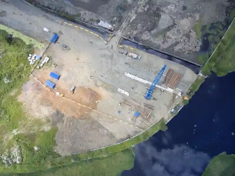 Drone terbang di atas proyek konstruksi yang sedang berlangsung