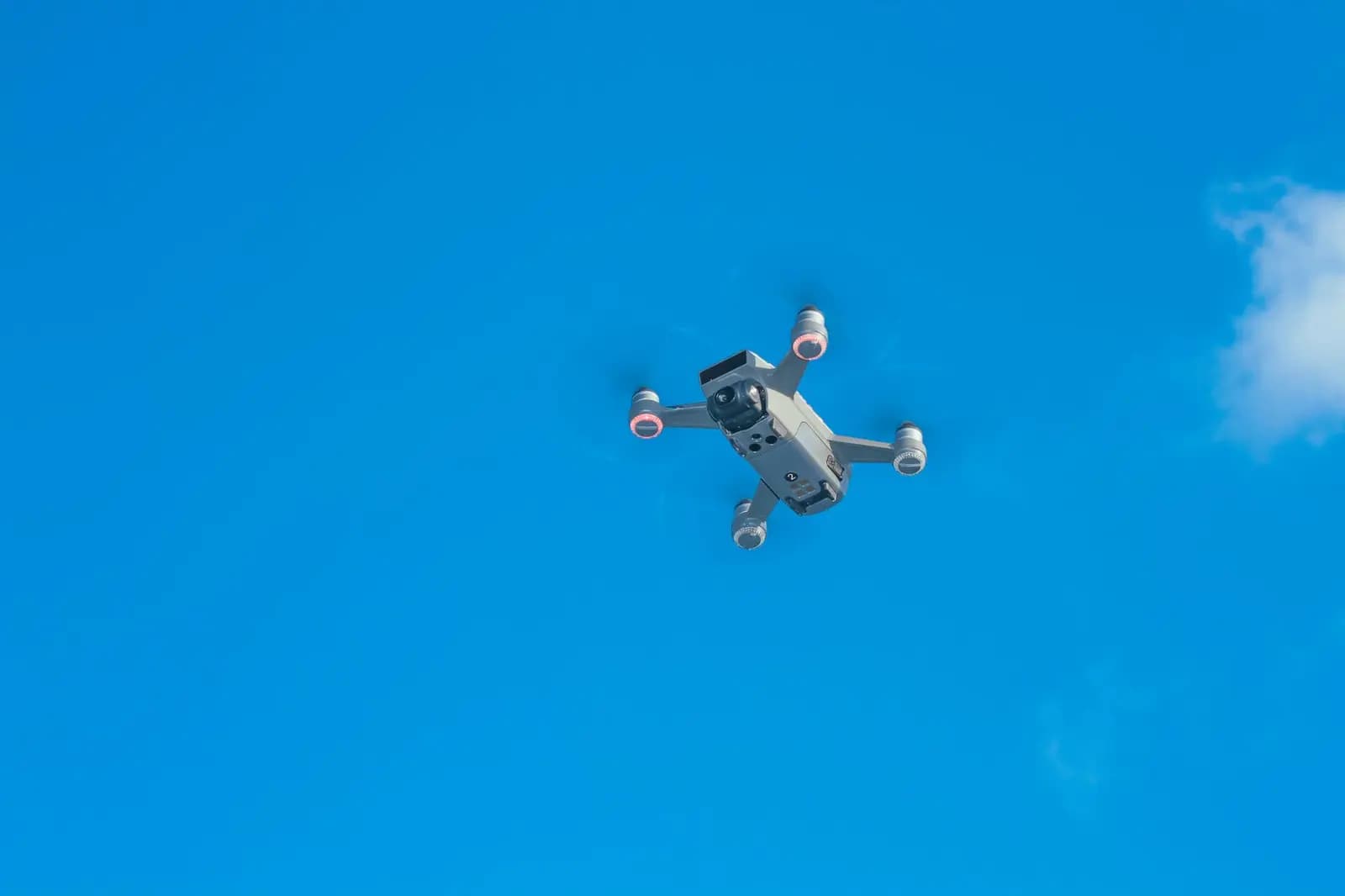 Drone terbang di atas kota dengan sistem identifikasi digital transparan