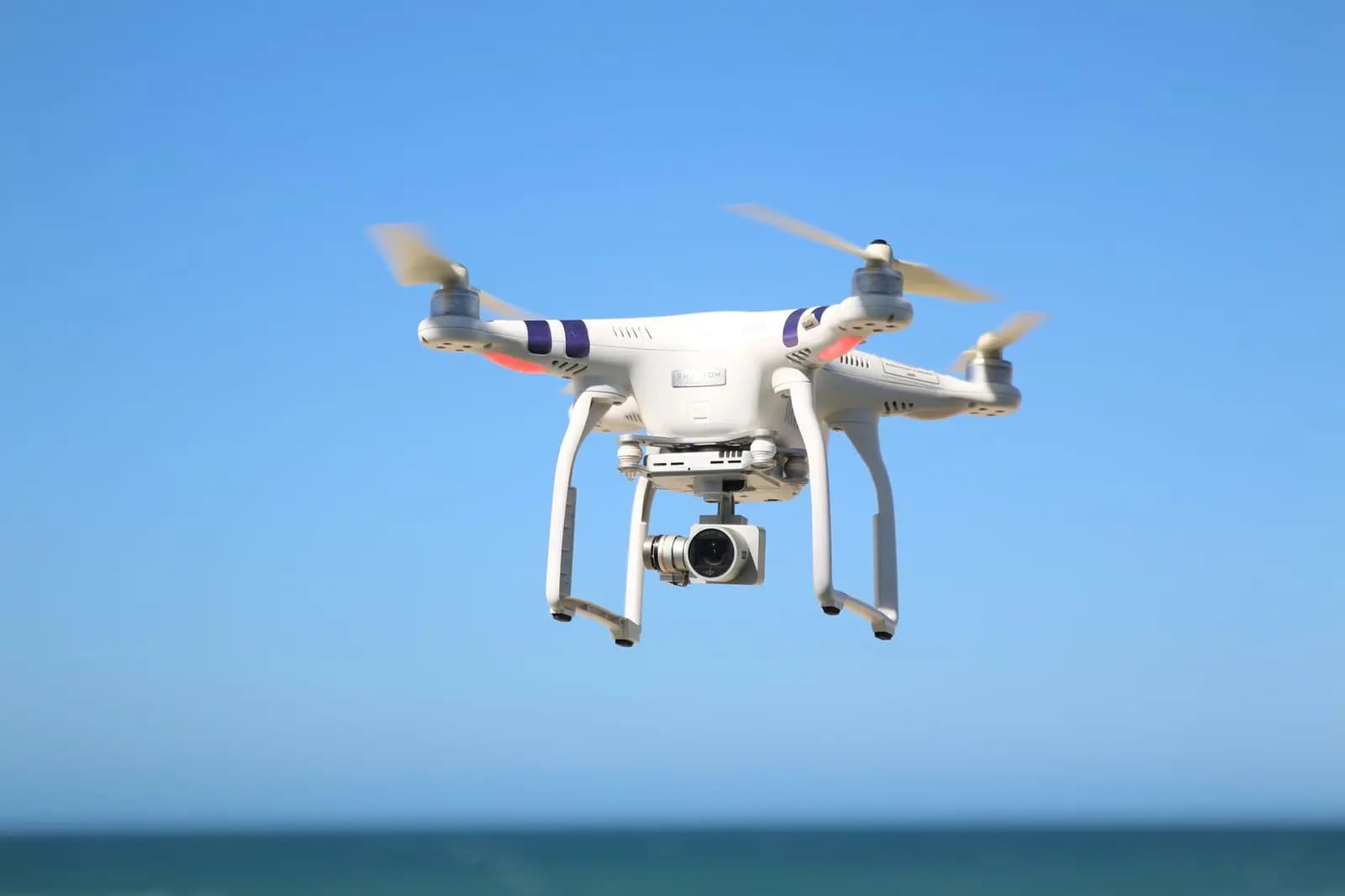 Ilustrasi perbandingan drone fixed-wing dan multirotor dalam satu gambar