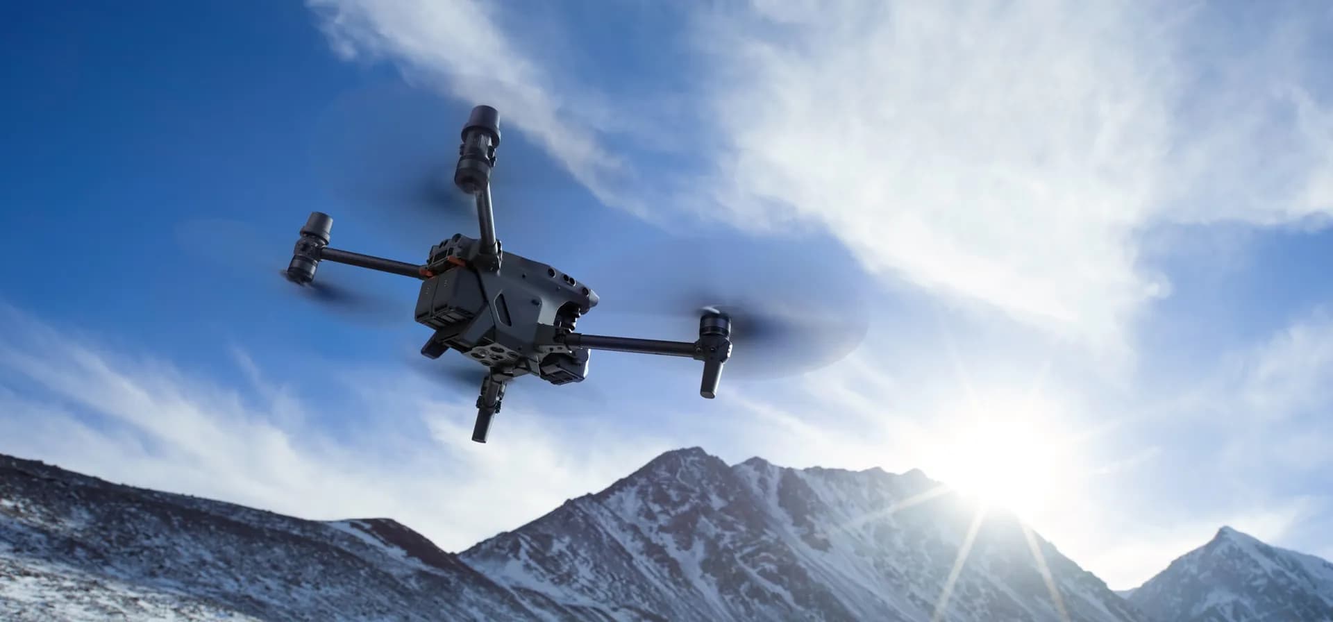 Drone terbang di ruang udara terbuka sesuai kaidah regulasi penerbangan