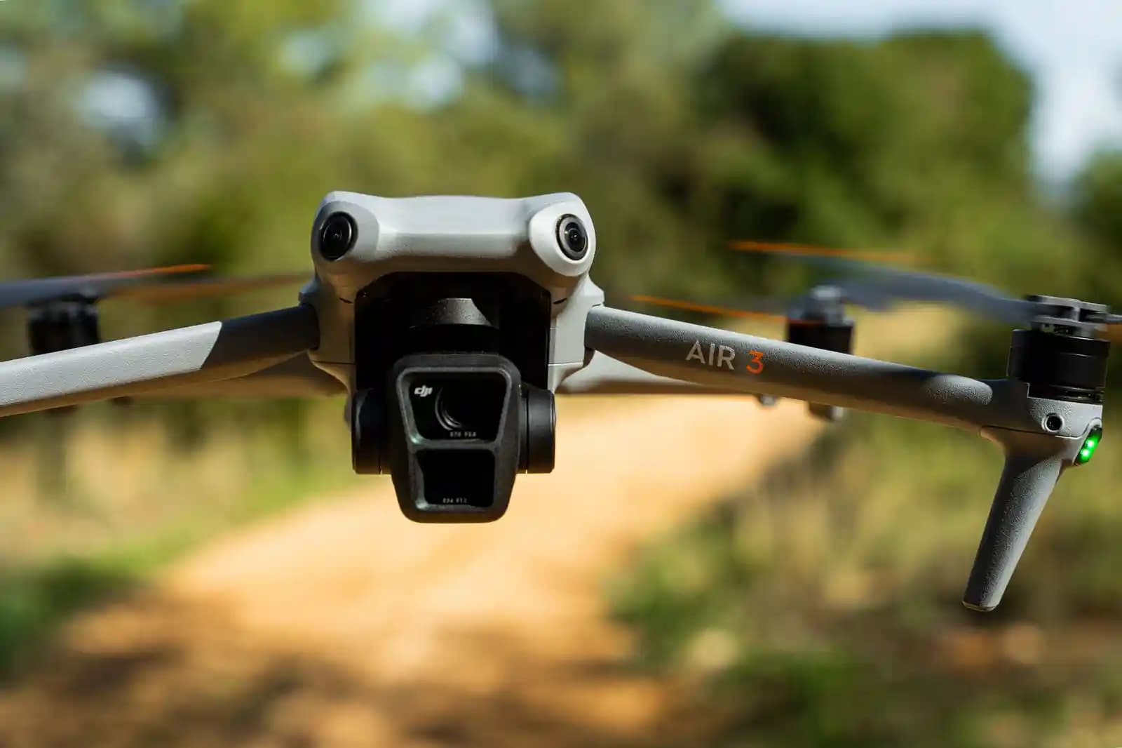 Drone multirotor lepas landas di dekat permukaan tanah menunjukkan ground effect