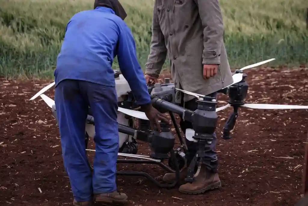 Tim petugas perusahaan menyiapkan beberapa drone dan peralatan di pos pemantauan lahan