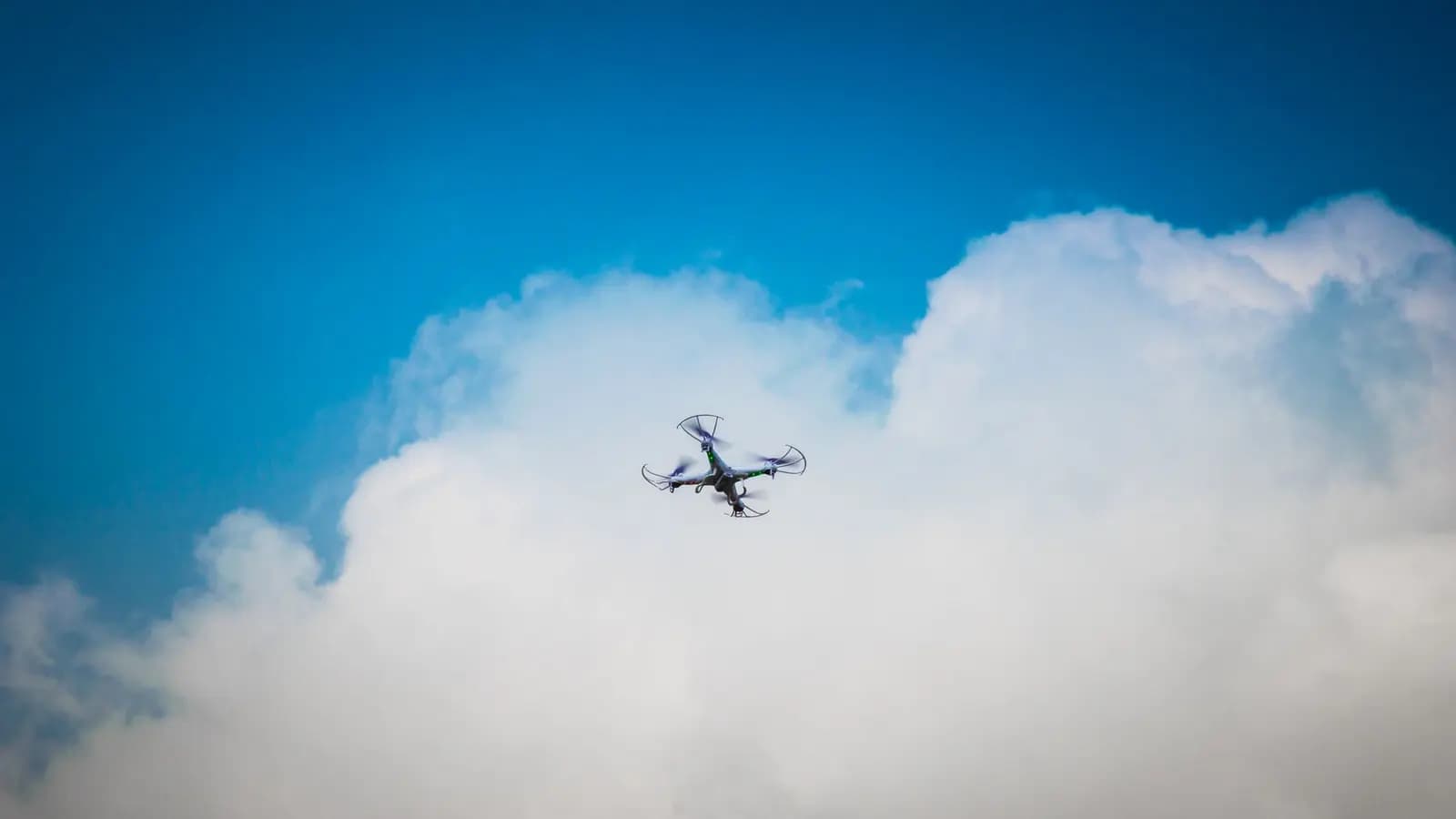 Drone MALE atau HALE terbang di ketinggian ekstrem untuk misi pengawasan