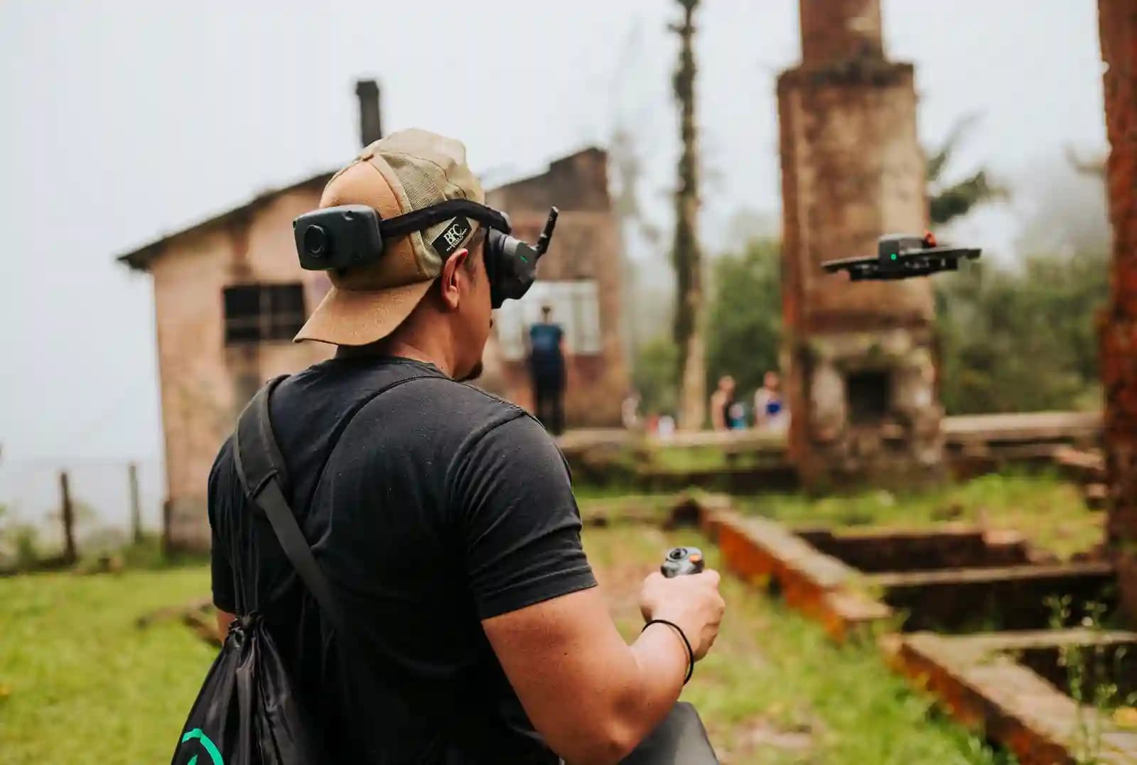 Seorang pilot drone racing FPV sedang berkompetisi di arena balap.