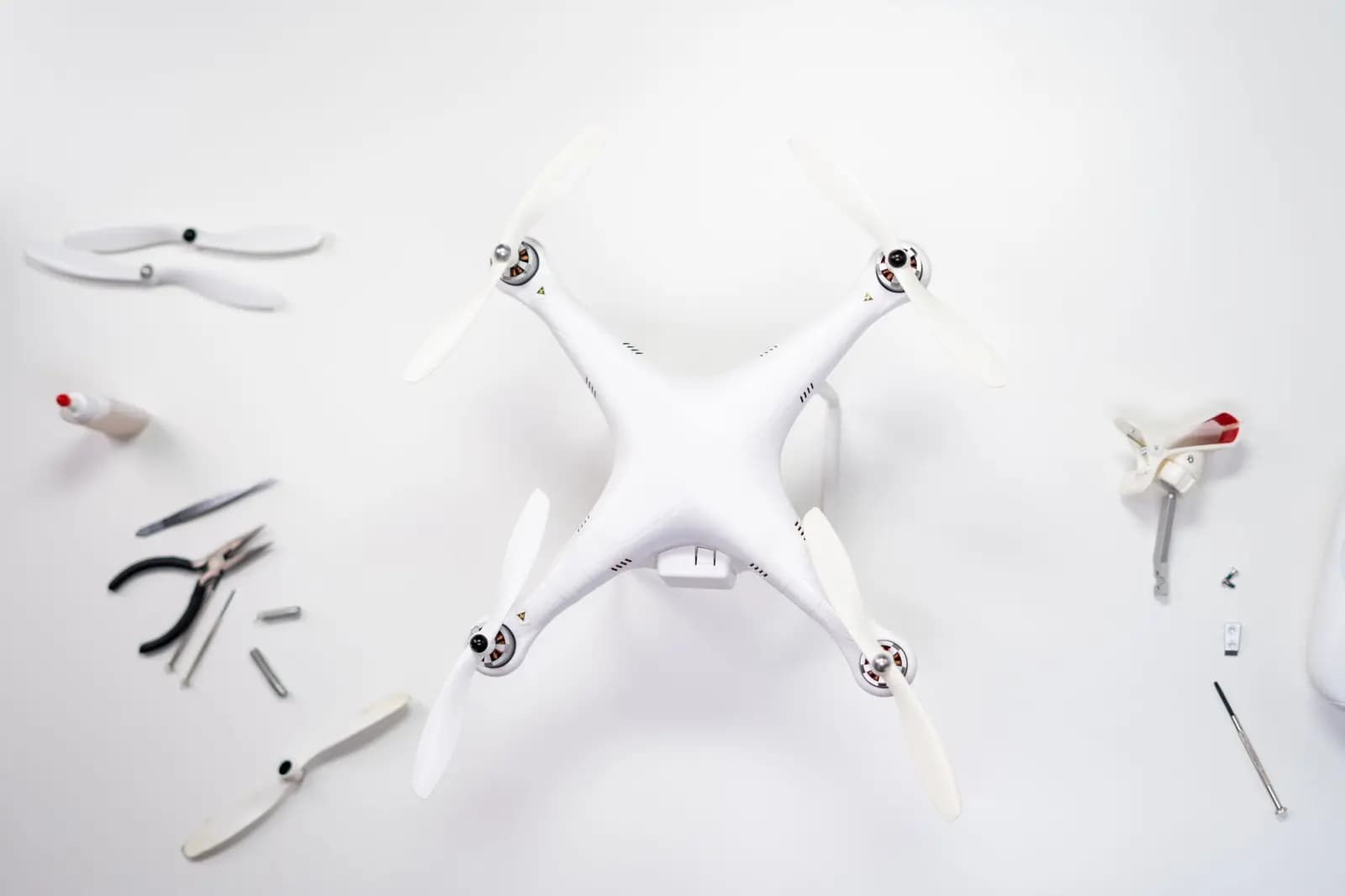 Ilustrasi detail motor brushless drone dengan baling-baling dan Electronic Speed Controller (ESC)