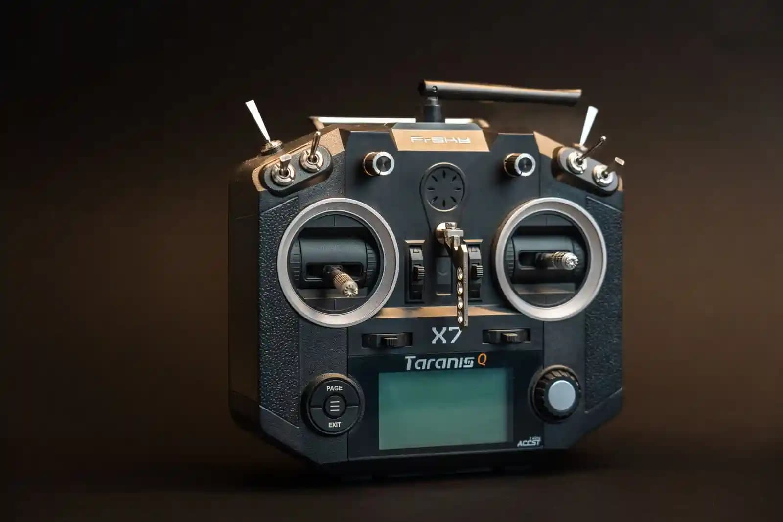 Papan sirkuit ESC drone dengan chip dan konektor kabel motor