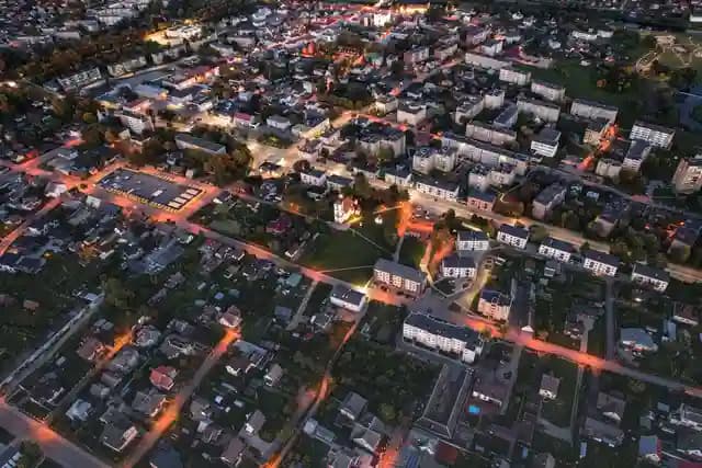 Sistem anti-drone yang memindai langit di atas area perkotaan atau instalasi penting