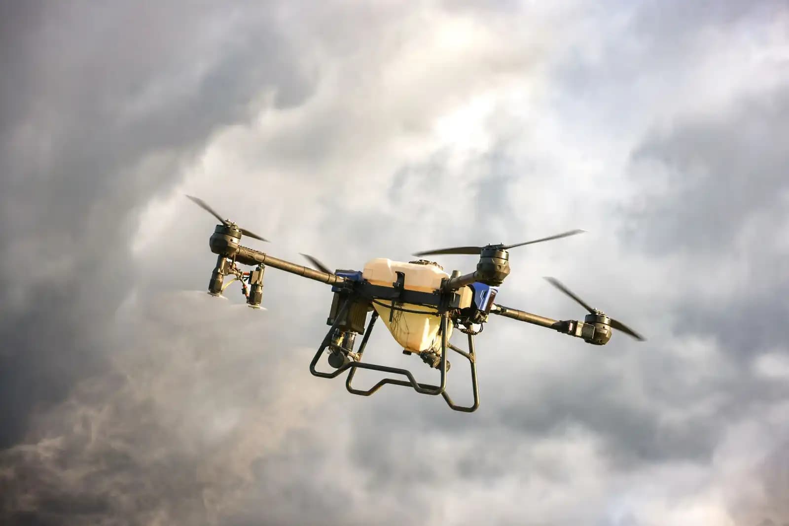 Formasi drone swarm terbang secara otonom di atas area perkotaan