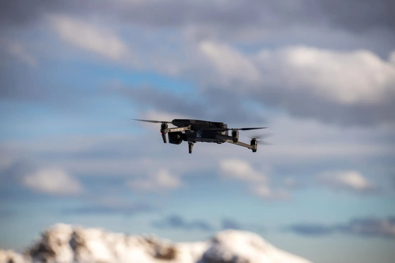 Seorang pilot drone memeriksa drone industri yang rusak setelah insiden