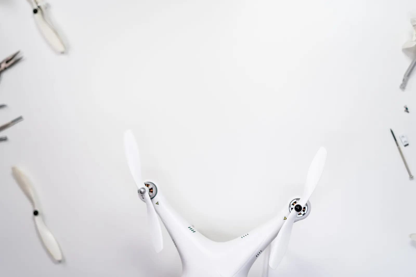Berbagai jenis propeller drone dengan material berbeda seperti plastik, karbon, dan kayu