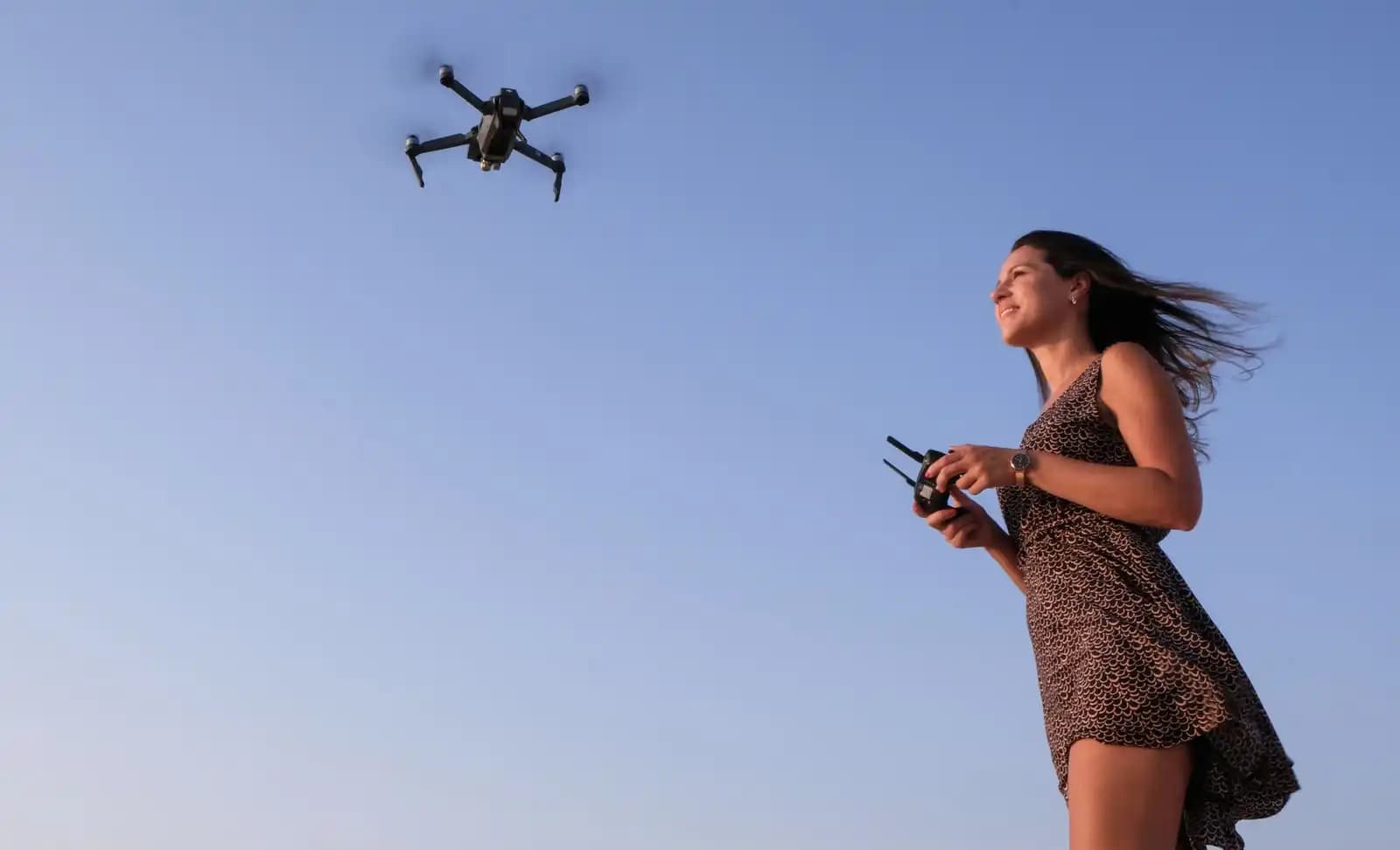 Seorang remote pilot mengoperasikan drone di lokasi konstruksi