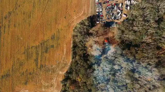 Drone memantau kepulan asap dari titik api di lahan kering saat musim kemarau