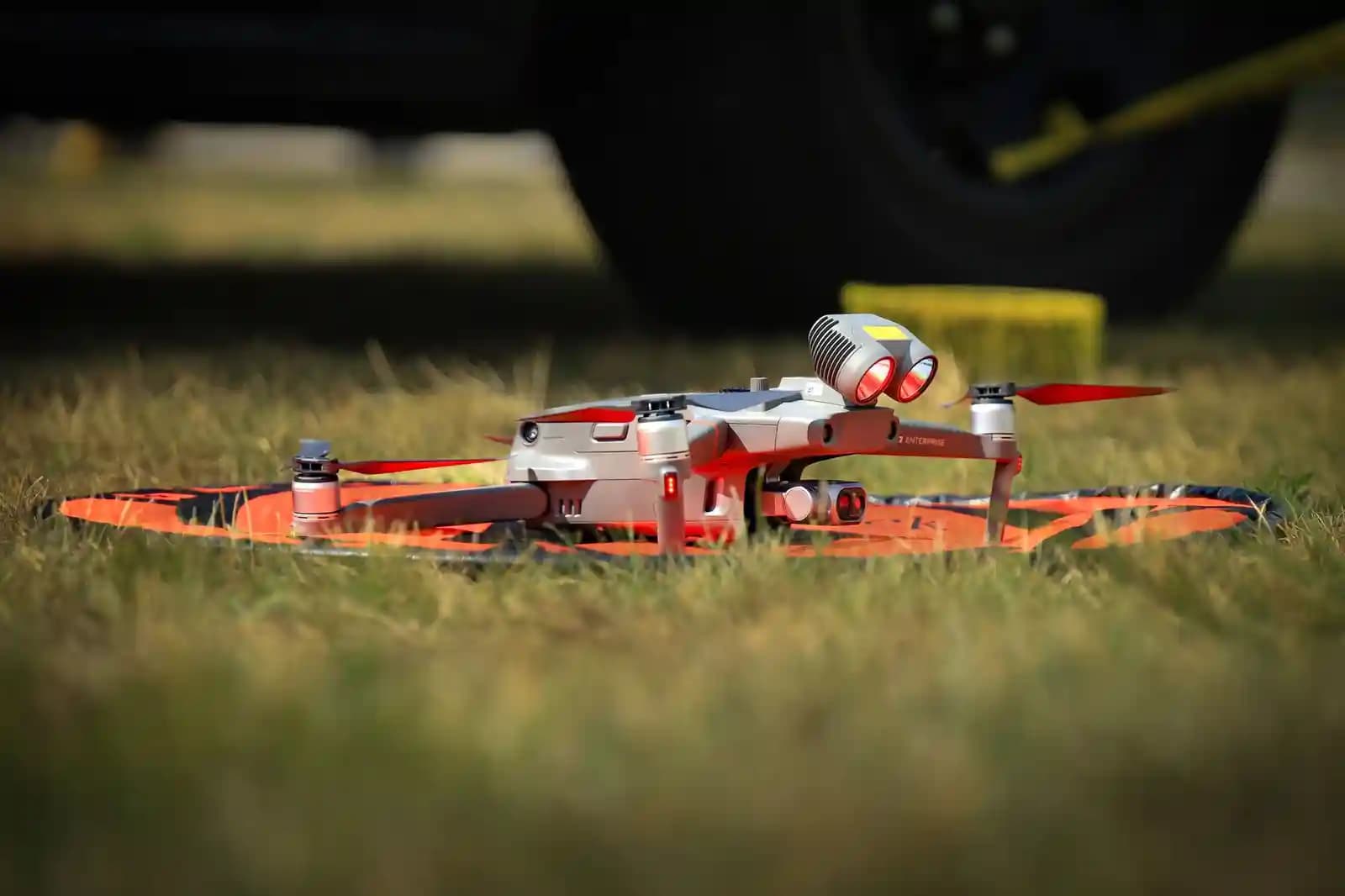 Drone otomatis dengan sensor canggih memantau area industri