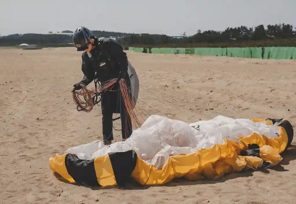 Drone fixed-wing mendarat di lapangan hijau