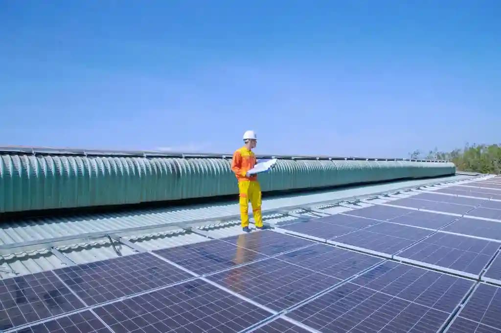 Drone dengan kamera ganda thermal dan RGB terbang di atas instalasi panel surya.