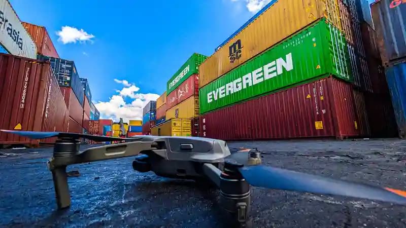 Drone kargo besar terbang di atas lanskap Indonesia yang hijau