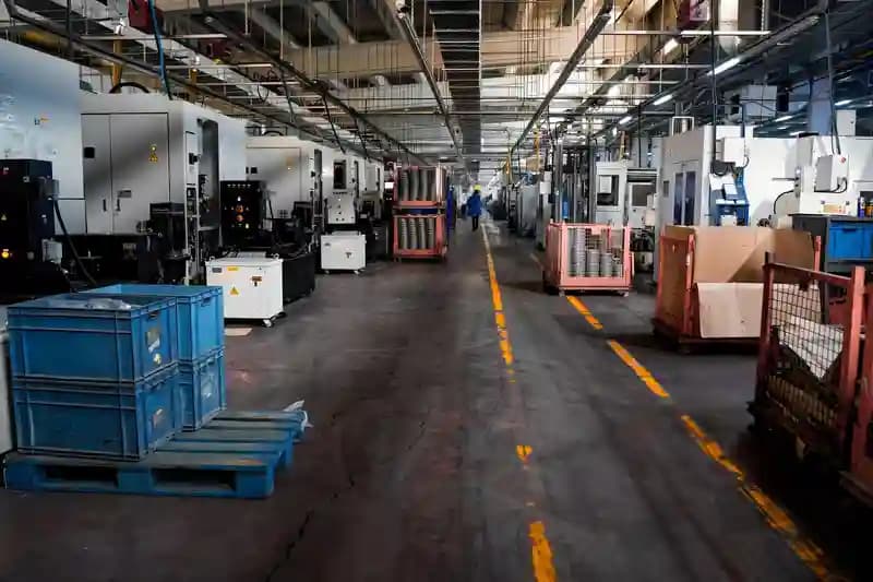 Pekerja Indonesia merakit drone di fasilitas manufaktur modern