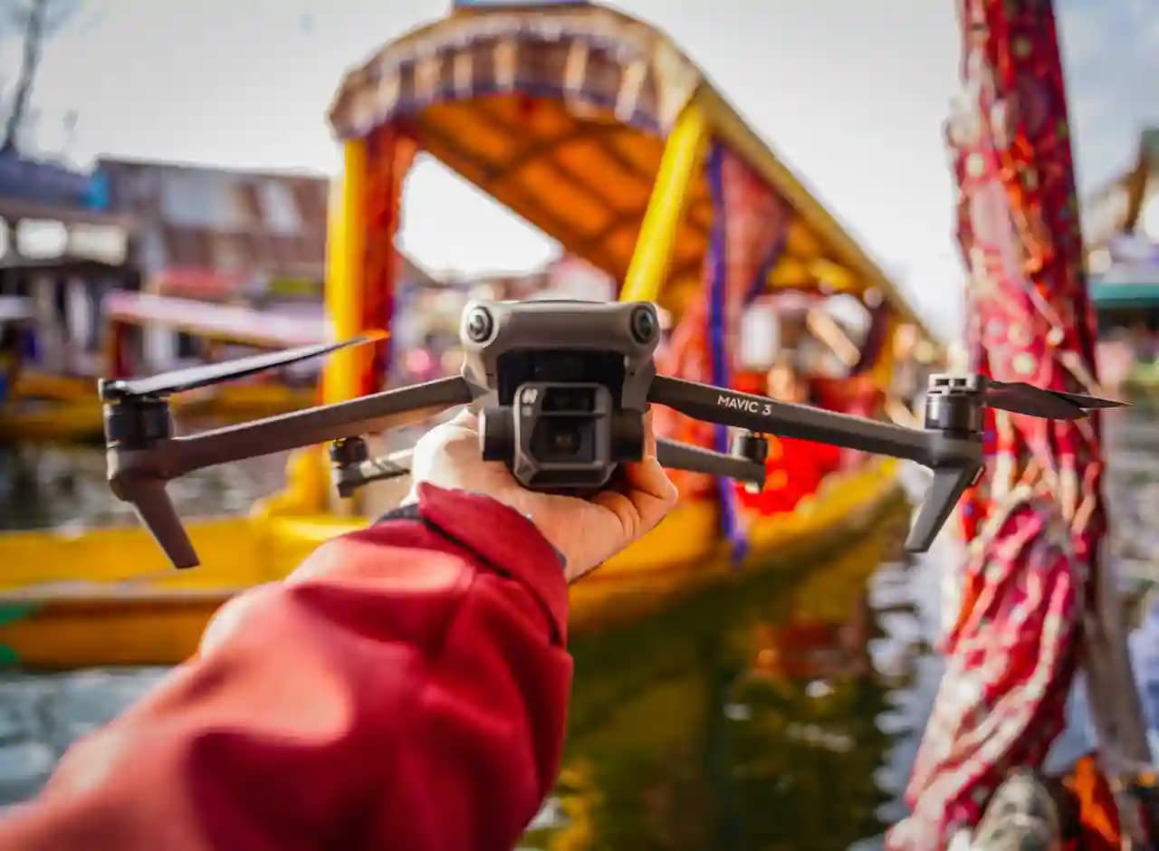 Drone DJI Mavic 3 Enterprise terbang di lokasi industri untuk inspeksi.
