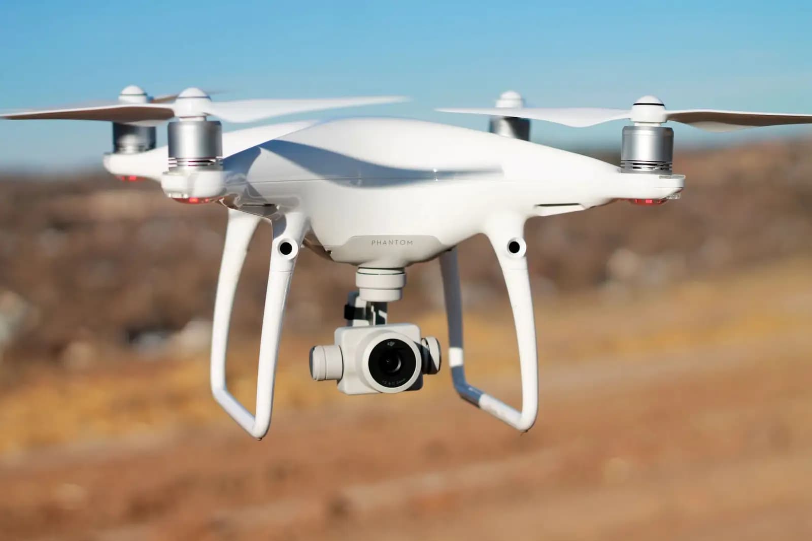 Drone DJI Phantom 4 RTK terbang di atas area proyek konstruksi untuk pemetaan