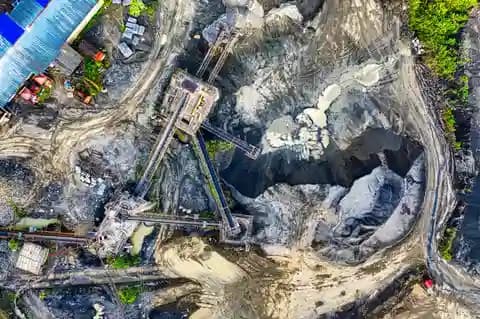Pilot drone profesional mengoperasikan drone di lokasi pertambangan Balikpapan