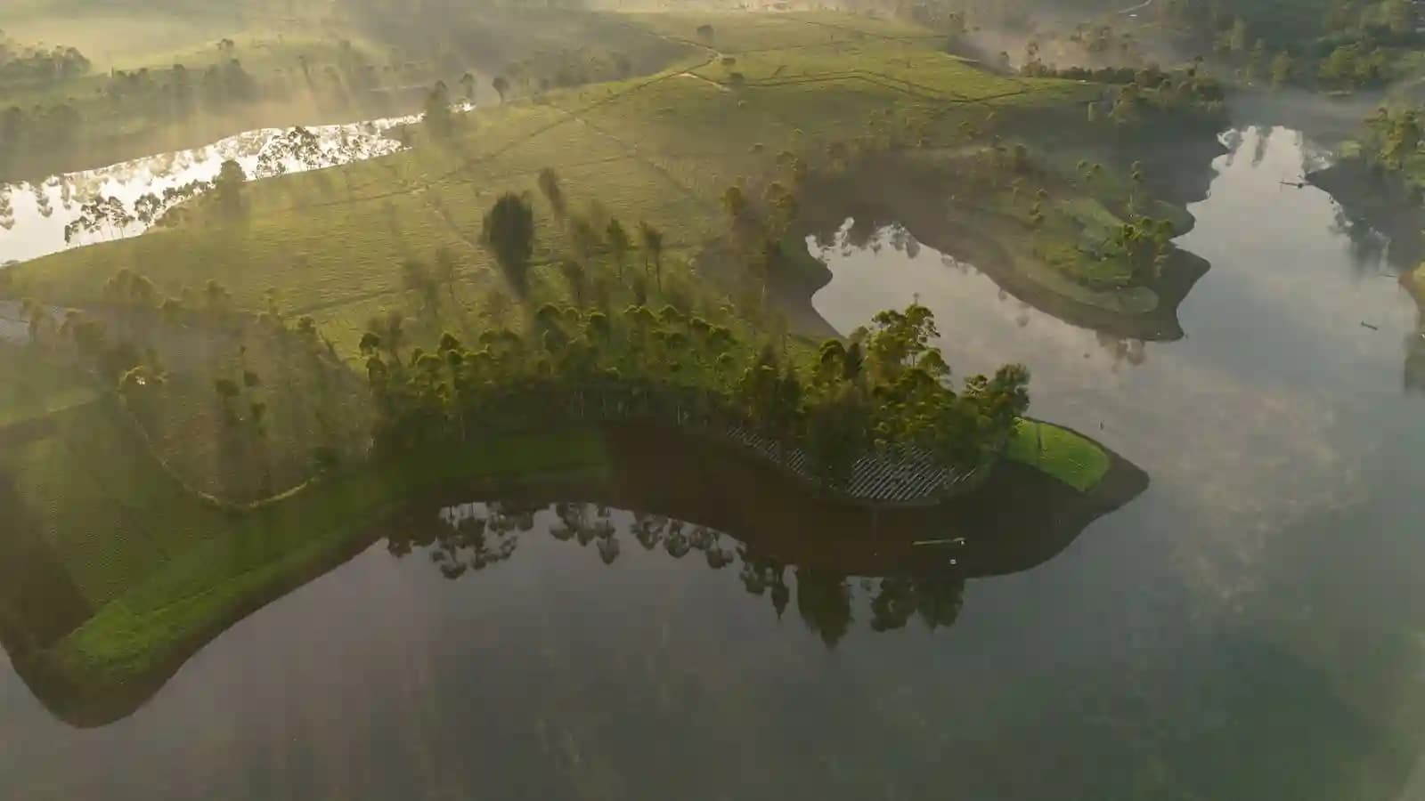 Pilot drone profesional menerbangkan drone di atas lanskap kota Bandung