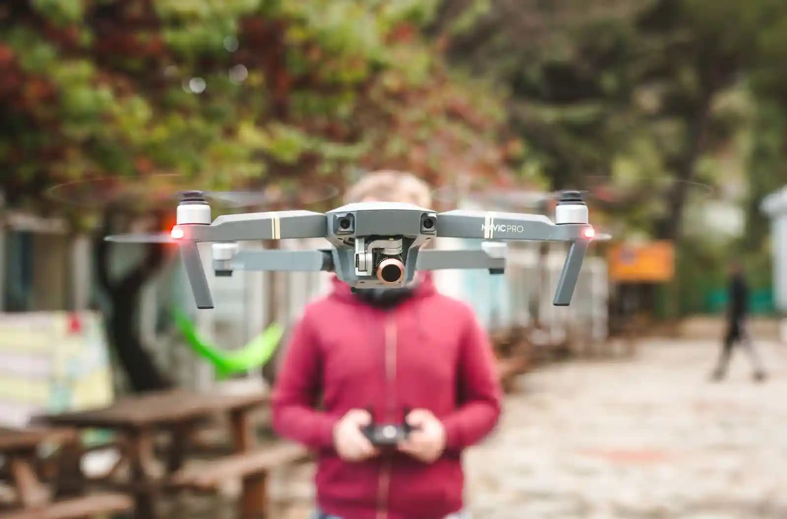 Seorang pilot drone mengoperasikan drone di lingkungan perkotaan Eropa.