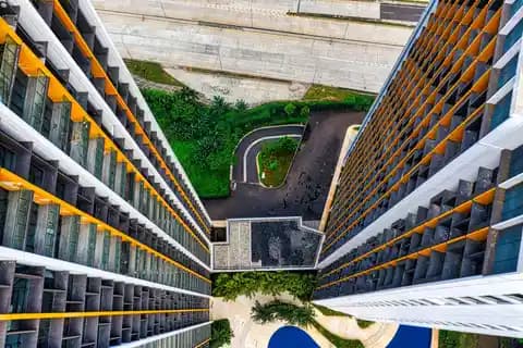 Pilot drone sedang mengoperasikan drone di tengah kota Jakarta yang sibuk