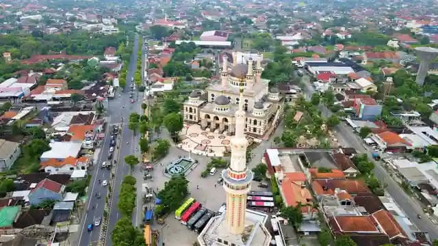Pilot drone profesional mengoperasikan drone di atas kota Semarang