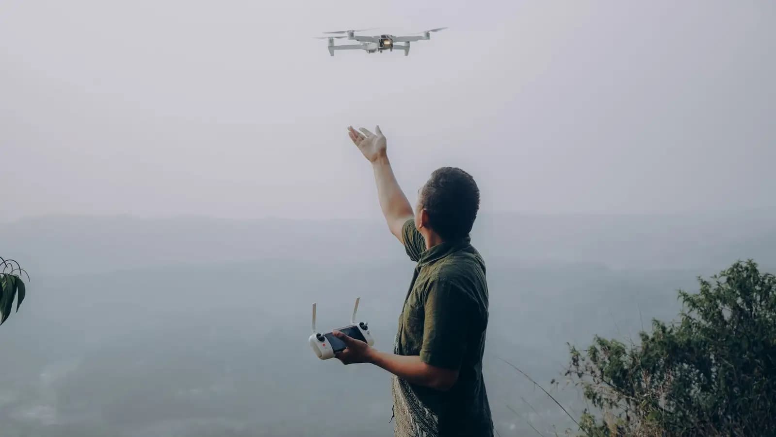 Seorang instruktur drone membimbing pilot pemula di Yogyakarta