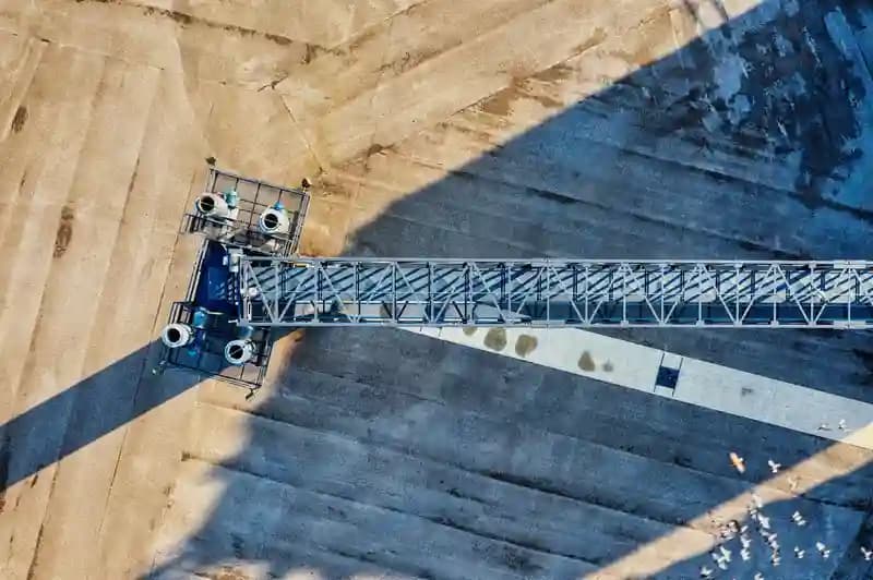 Seorang pilot drone mengoperasikan drone di lokasi konstruksi jalan tol yang dikelola BUMN