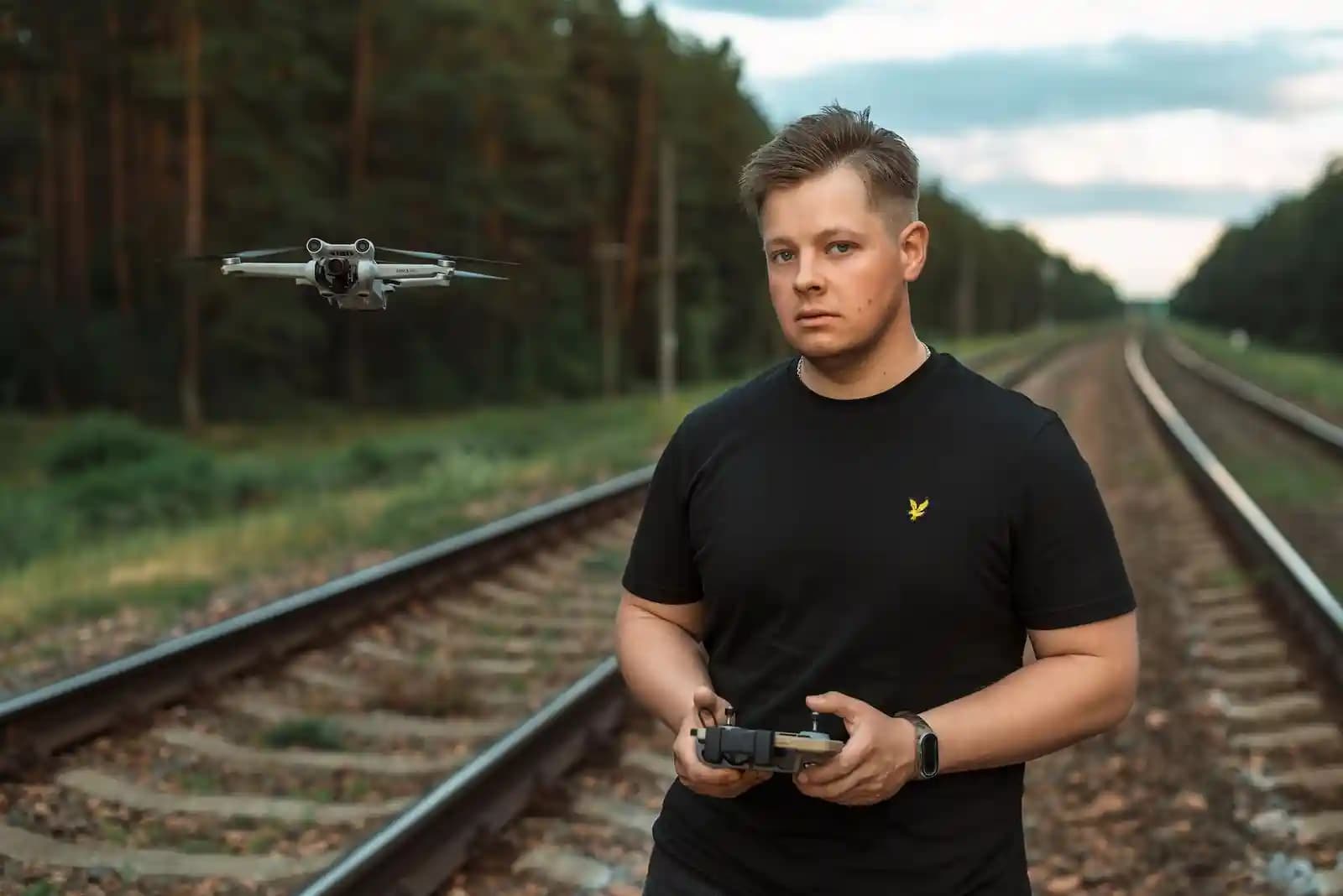 Seorang instruktur drone menjelaskan komponen drone kepada peserta pelatihan di dalam kelas dan di lapangan.