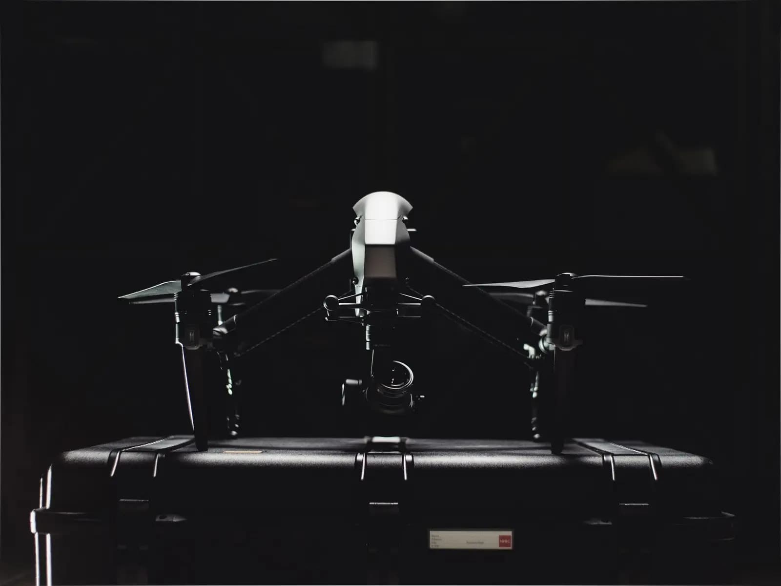Pilot drone profesional meninjau hasil proyek di tablet, menunjukkan portofolio.