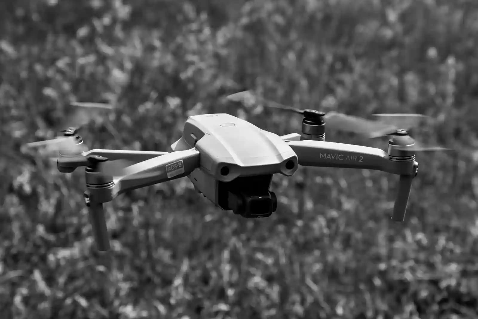 Pilot drone profesional sedang mengoperasikan drone di lokasi konstruksi