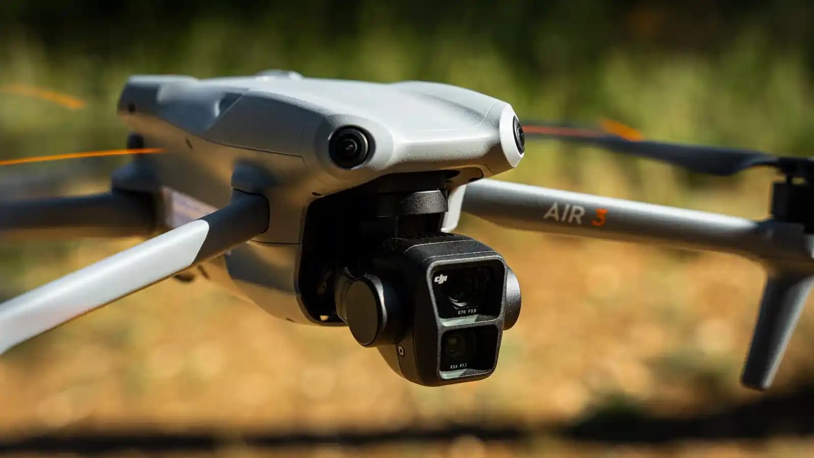 Drone fixed-wing lepas landas dari landasan pacu kecil dan drone VTOL di udara