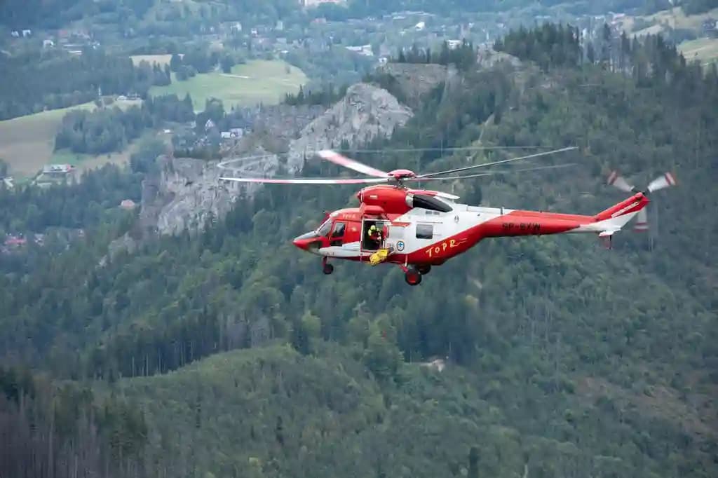 Drone dengan lampu sorot terbang di atas hutan mencari korban di malam hari