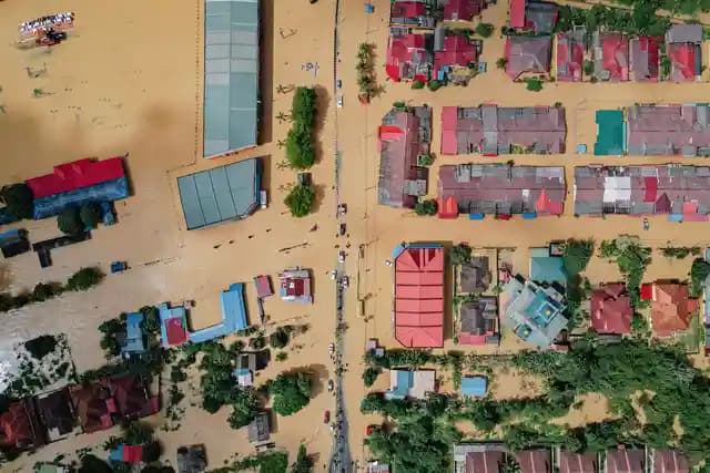 Pilot drone mengoperasikan drone di lokasi bencana untuk pemantauan udara