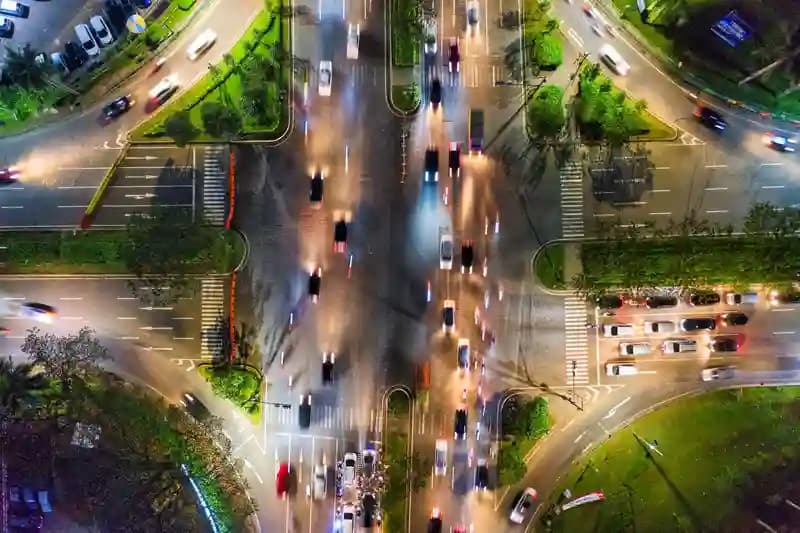 Drone memantau kepadatan lalu lintas di jalan raya kota