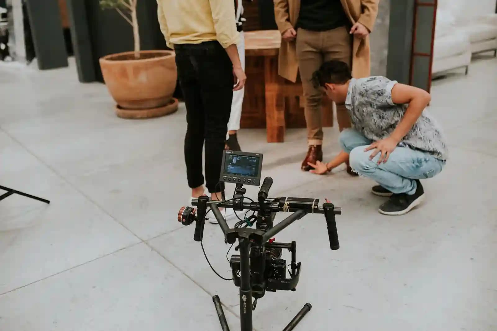 Drone profesional merekam adegan film di lokasi syuting saat matahari terbenam