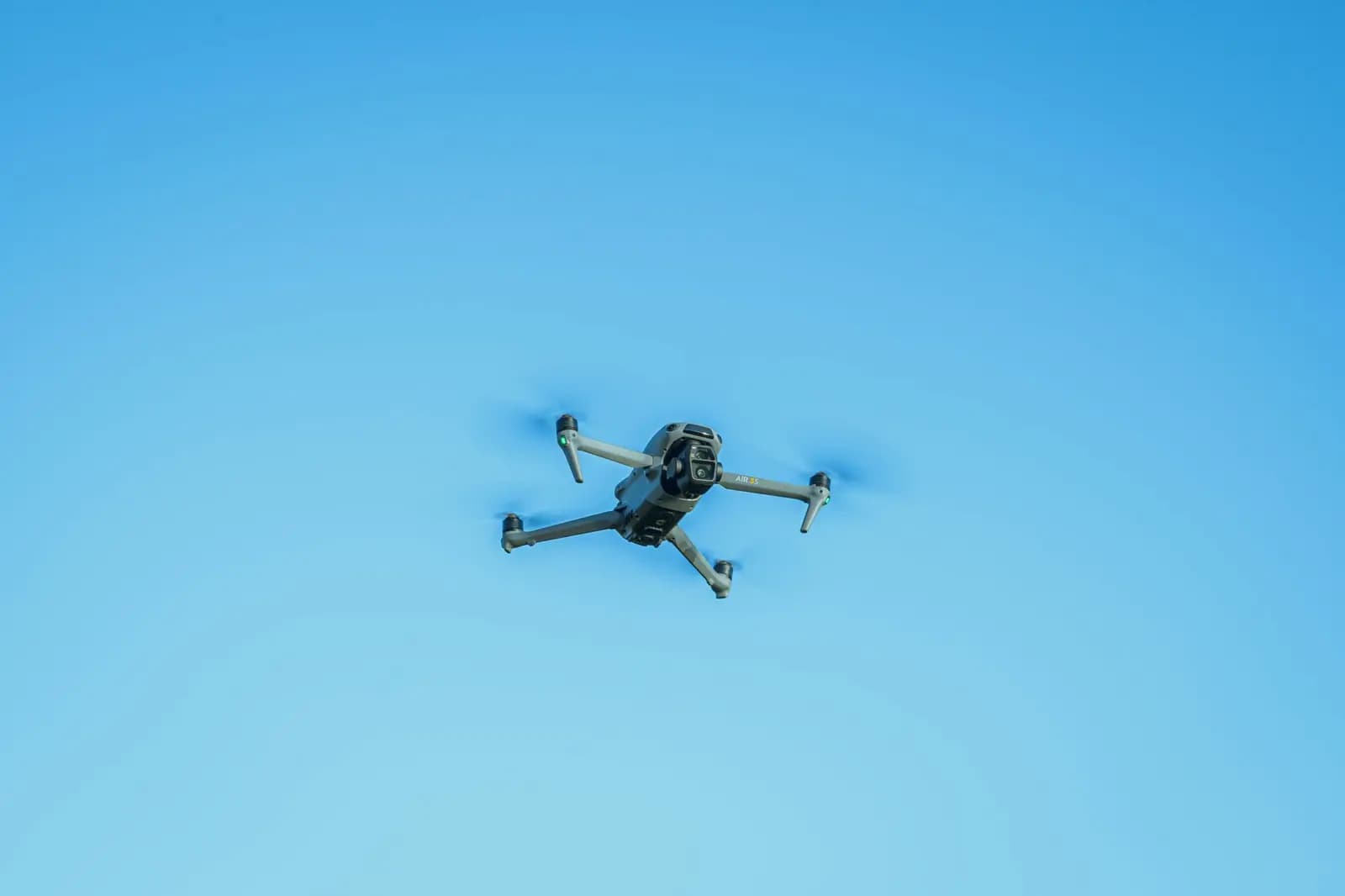Drone sayap tetap lepas landas vertikal melakukan survei di area pesisir